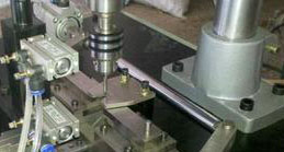 使用全自動鉆孔機，有效的提高生產(chǎn)的效率