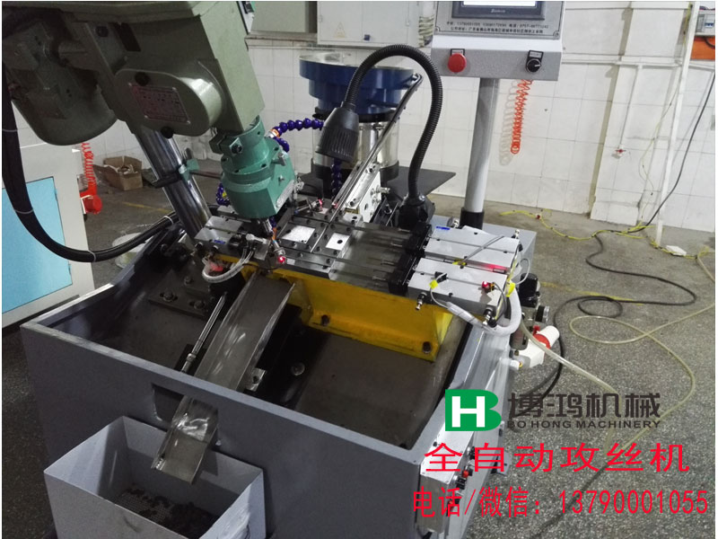 關于小方螺母首選沖壓件產品雙軸全自動攻絲機細節特寫